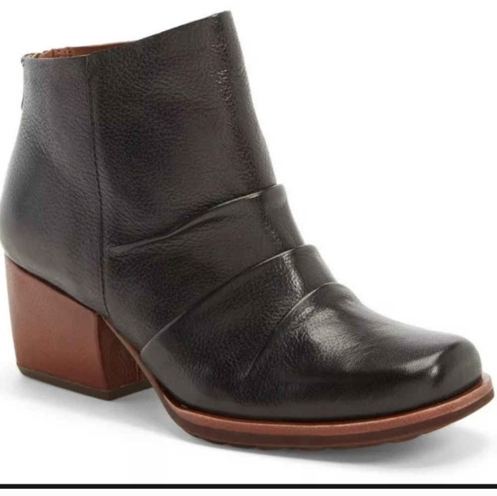 Kork-Ease Kissel Black Leather Ruched Ankle Boots, size 6.5
